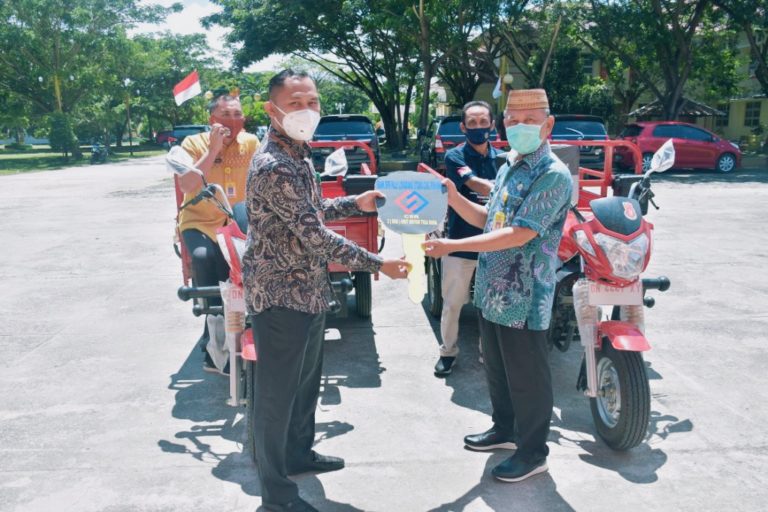 Pemda Pohuwato Terima Dua Kendaraan Pengangkut Sampah dari Bank BPR Palu Lokadana