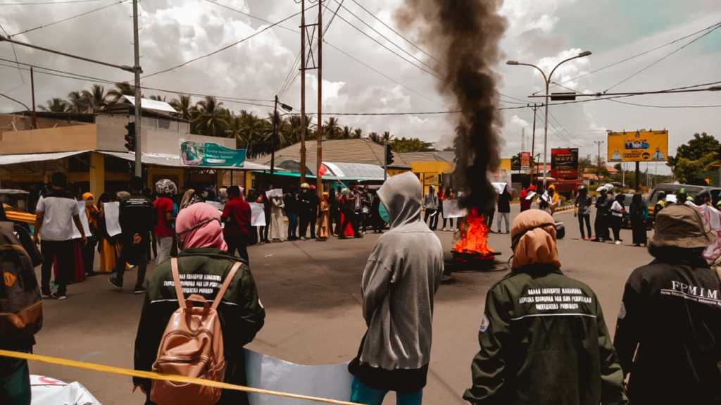 Sempat Ricuh dengan Polisi Demo Aliansi Mahasiswa Pohuwato Tolak Omnibus Law Terkendali