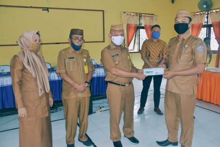 Wabup Amin Haras Serahkan Kartu JKN KIS kepada Perangkat Desa Se-Pohuwato