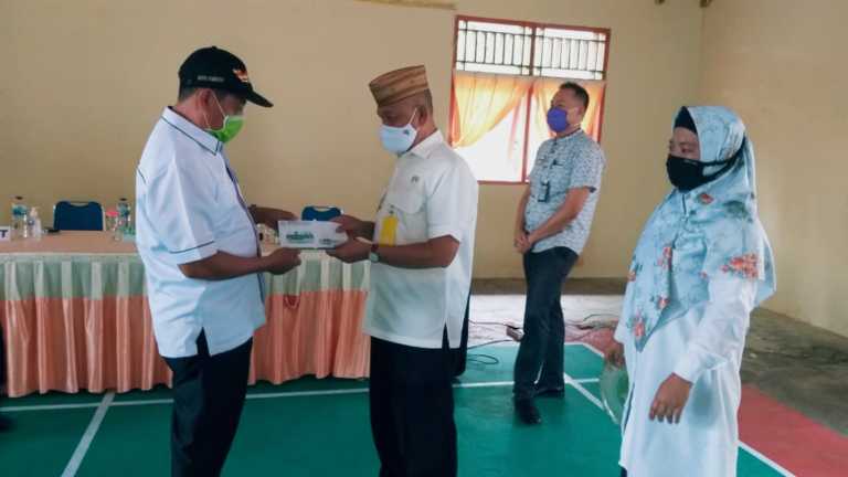 Pemkab Serahkan Kartu JKN KIS ke Aparat Desa 3 Kecamatan (Randangan,Taluditi,Patilanggio)