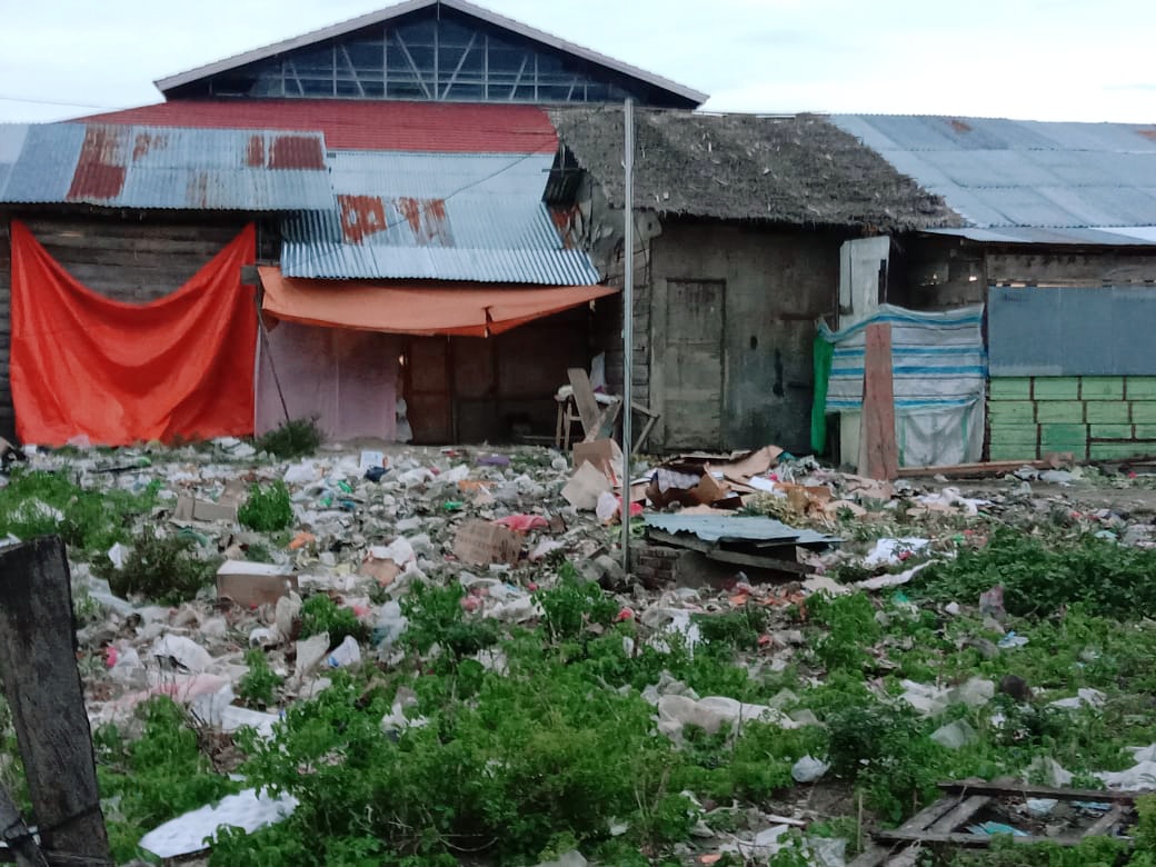 Warga Keluhkan Tumpukan Sampah Di Pasar Tradisional Marisa