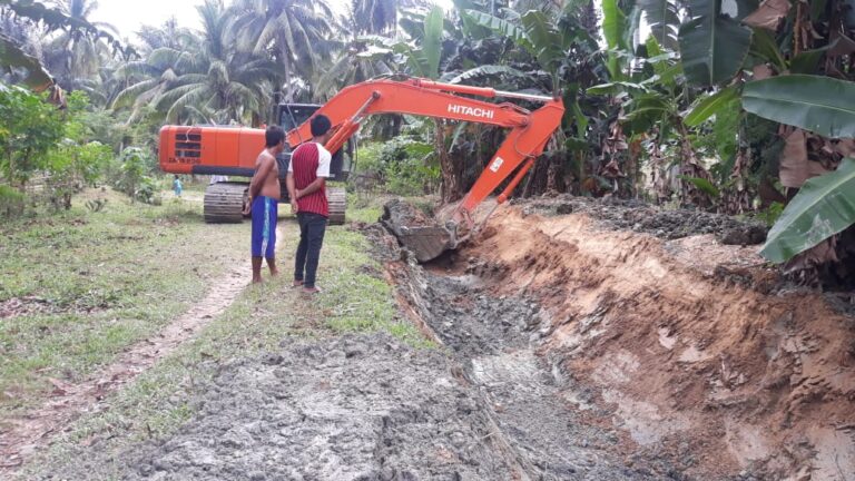 Camat Ibrahim Kiraman Apresiasi APRI Keruk Sedimen di Saluran Irigasi Duhiadaa