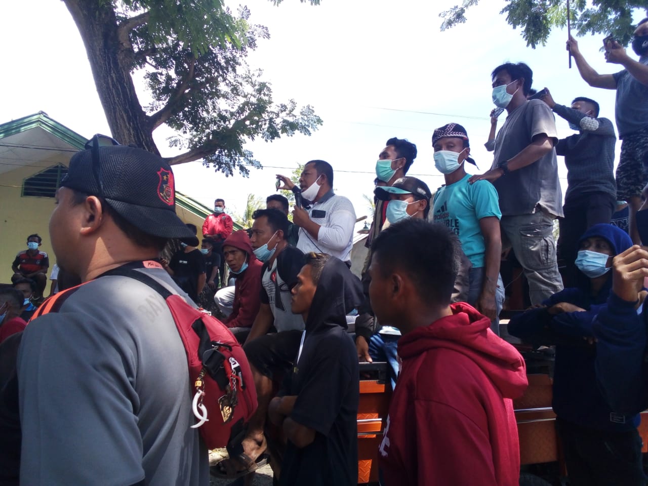 Ratusan Penambang Di Pohuwato Blokade Jalan, Tolak Penertiban Alat Berat