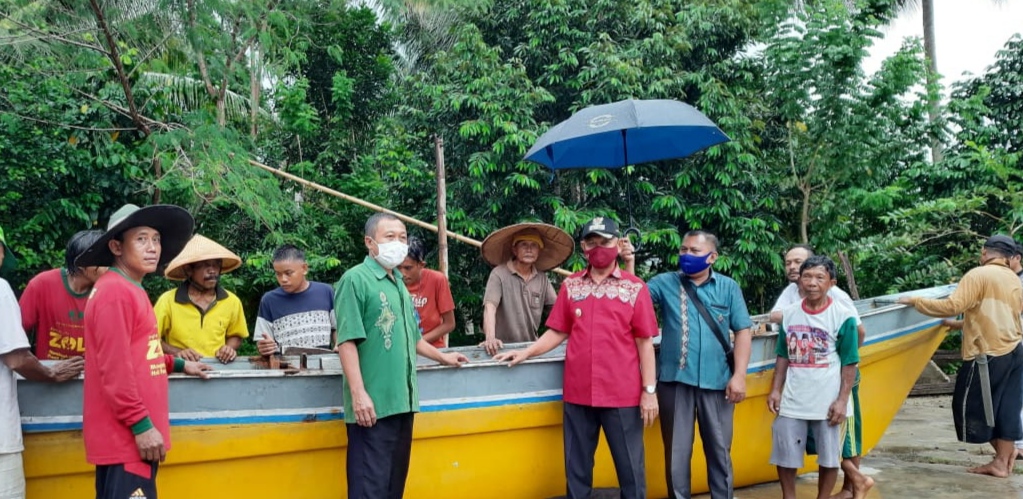 Wabup Amin Serahkan Bantuan Perahu Lengkap Dengan Mesin Pada Nelayan Wanggarasi