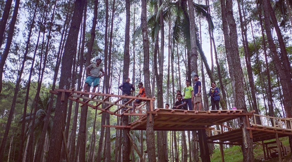 Kembangkan Ekowisata, Mahasiswa KKLP Unisan Gandeng Masyarakat Bangun Rumah Pohon Pinus Motilango