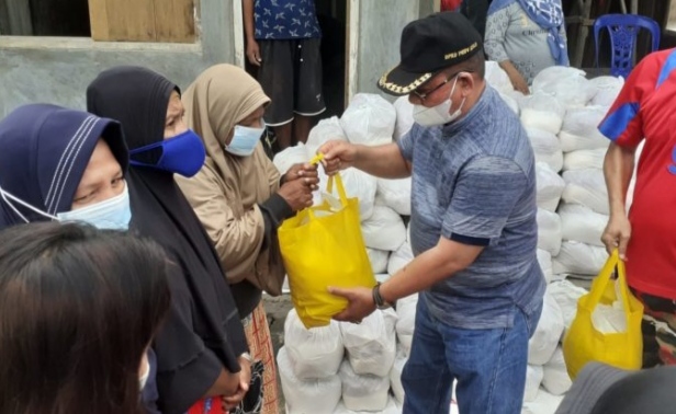 Pemprov Salurkan Bantuan Pangan Bersubsidi Kepada 150 Warga Kelurahan Tenda