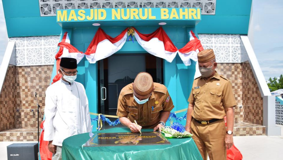 Disaksikan KH. Abdul Ghofur Nawawi Bupati Syarif Resmikan Masjid Terapung