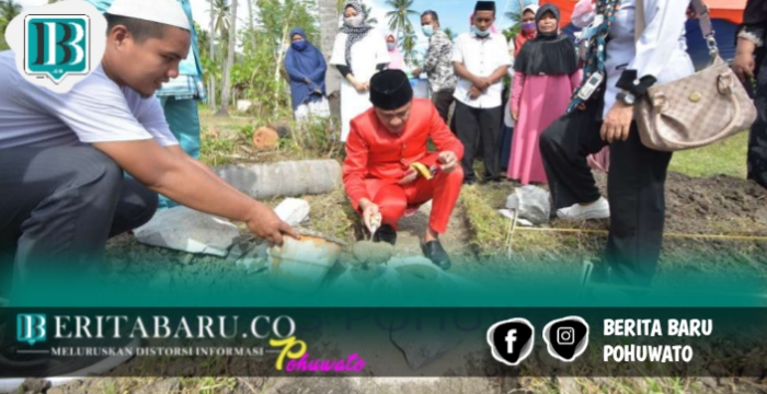 Bupati Pohuwato Saipul A. Mbuinga meletakkan batu pertama pembangunan Taman Pengajian Qur'an (TPQ), Kamis (11/3) di Desa Suka Damai Kecamatan Lemito. (Foto : Humas)