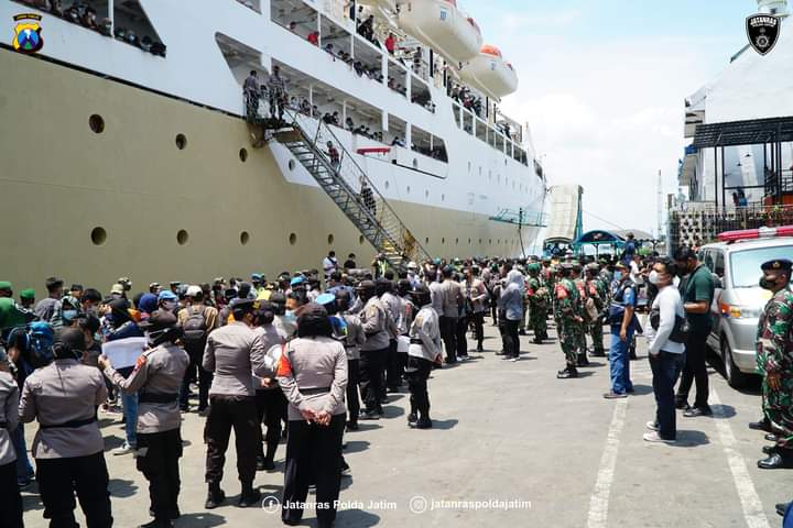 Aparat Gabungan Sambut 1.135 Kader HMI Sulawesi di Pelabuhan Perak Surabaya