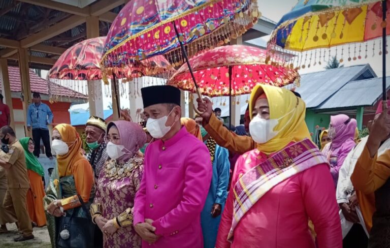 Tampak Bupati Saipul A. Mbuinga dan Wakil Bupati Suharsi Igirisa mengikuti upacara tradisi "mopotilolo" dengan menggunakan pakaian khas adat Gorontalo, Senin (8/3). (Foto : Istimewa)