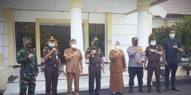 Tampak Kejati Gorontalo Risal Nurul Fitri, bersama Bupati Saipul A. Mbuinga, Wakil Bupati Suharsi Igirisa, Kapolres Teddy Rayendra, Kepala Kejari Pohuwato berada di depan kantor Kejari Pohuwato, Senin (8/3) (Foto : Istimewa)