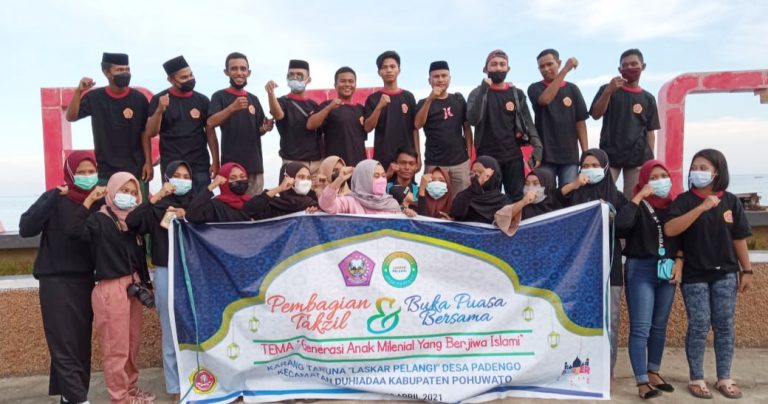 Asa Solidaritas, Karang Taruna Laskar Pelangi Desa Padengo Bagi Takzil & Buka Bersama