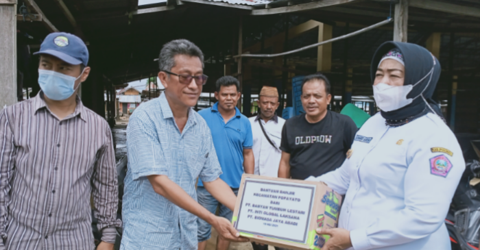 Peduli Korban Banjir Popayato, Pihak PT IGL Bersihkan Fasilitas dan Serahkan Sembako