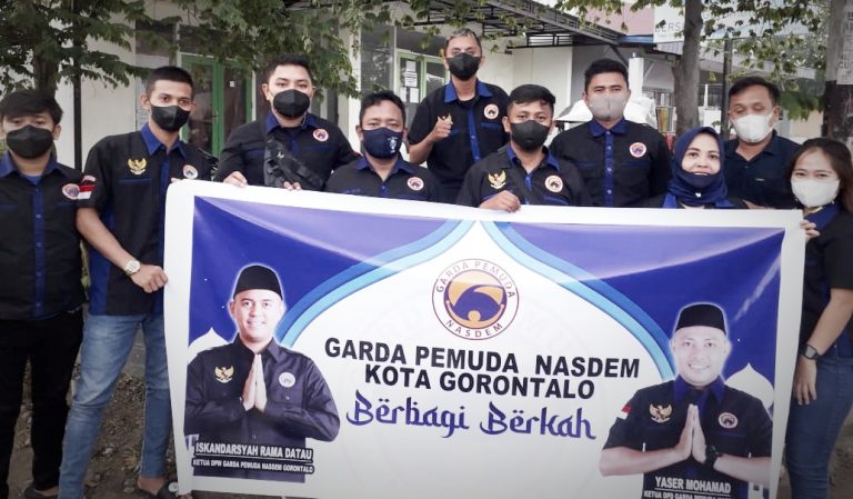 Berbagi Berkah, Garda Pemuda Nasdem Kota Gorontalo Bagikan Takzil