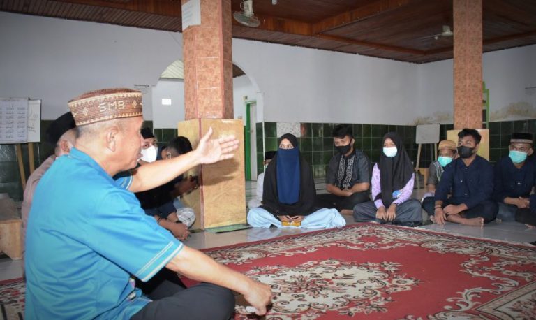 Bupati Pohuwato Saipul A Mbuinga bersama Pengurus Komunitas Pemuda Madani (KPM), (Foto : HMS/Iwan)