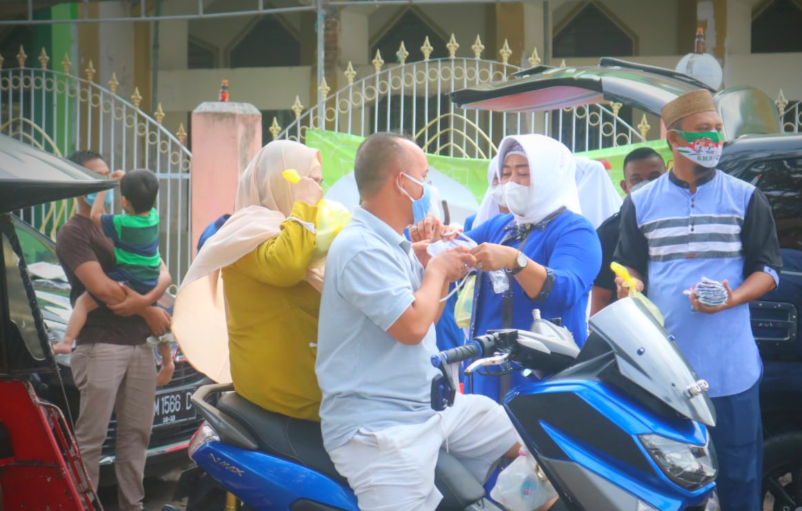 Ketua IWAPI Provinsi Gorontalo Suharsi Igirisa saat membagikan masker pada warga penggunaan jalan. Senin (10/5) (Foto : Hms/Iwan)