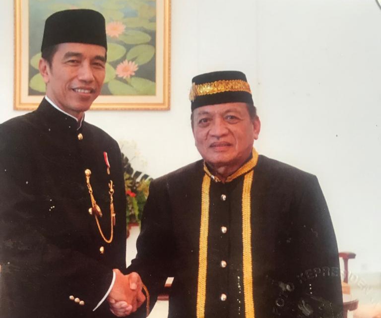 Ketua Dewan Adat Provinsi Gorontalo Dr. Abdullah Paneo saat memberikan gelar adat "Ti Bilinggata" kepada Presiden Joko Widodo. (Foto : Abdullah Paneo)