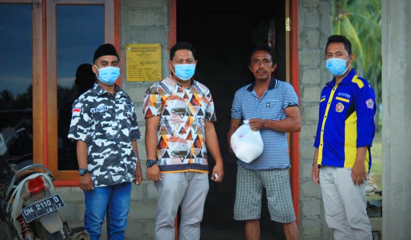 Bersama Aleg Al-Amin Uduala, FKT dan Bapera Randangan Bagi Paket Sembako di Desa Terpencil