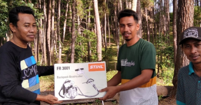 Tim PKM UNISAN Sumbang Alat Potong Rumput di Ekowisata Pinus Motilango
