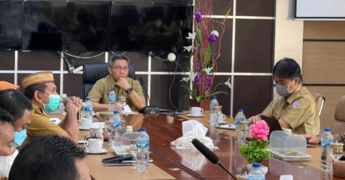 Pejabat Sekda, Zukri Suratinojo memimpin rapat perdana bersama pimpinan organisasi perangkat daerah (OPD), (Foto : Humas)