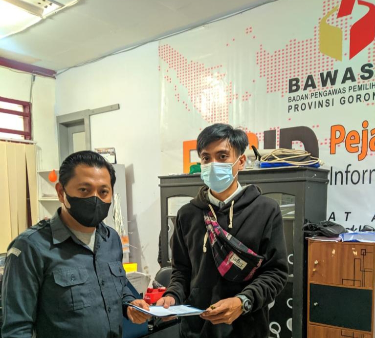 Foto: Aditya Mahardika memasukan laporan pelanggaran kode etik ke Bawaslu Provinsi Gorontalo