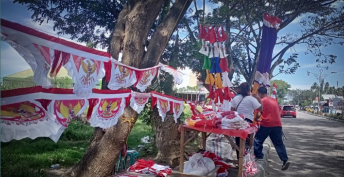 Jelang Hari Kemerdekaan, Begini Cerita Penjual Bendera Musiman di Pohuwato