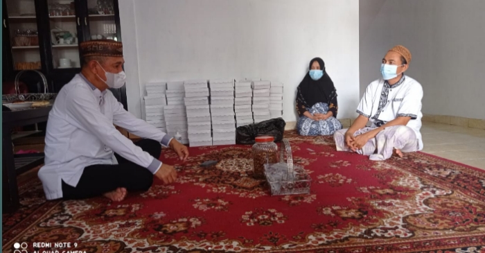 Bupati Saipul A Mbuinga tampak berbicara dengan Keluarga Almarhum Agus Nento, di Kota Gorontalo. (Foto : Humas)
