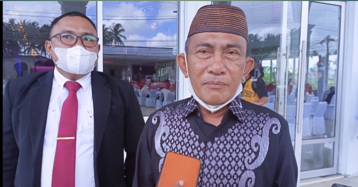 Asisten Kesra Pemda Pohuwato, Hamka Nento didampingi Wakil Rektor 3 Bidang Kemahasiswaan Universitas Pohuwato, Edy Sijaya saat diwawancarai wartawan. (Foto : San)