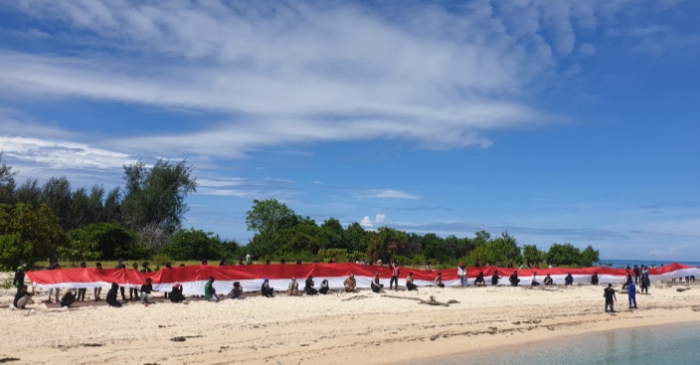 Aliansi Pecinta Alam Sukses Bentangkan Bendera 76 Meter di Pulau Lahe