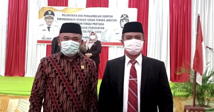 Ketua DPRD Pohuwato, Nasir Giasi bersama Sekretaris Daerah, Iskandar Datau Usai Pelantikan Pimpinan Tinggi Pratama Pemda Pohuwato. (Foto : San)