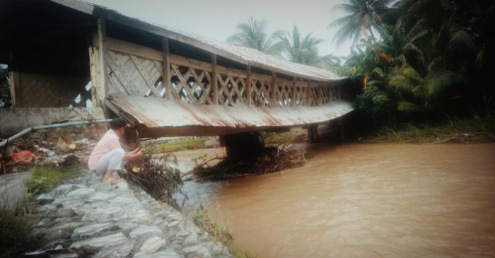 Jembatan Penghubung Kelurahan Pentadu dan Desa Bumbulan Terancam Roboh