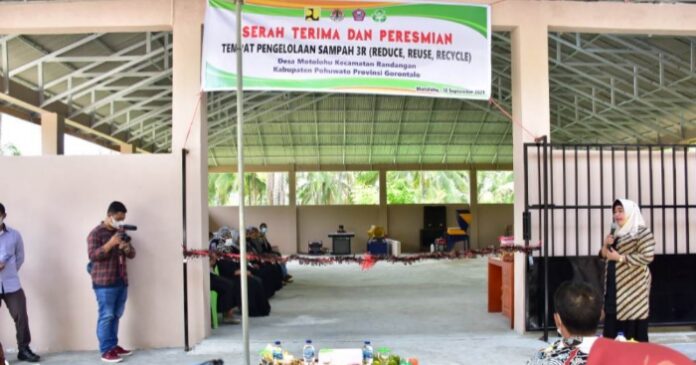 Suharsi Resmikan Tempat Pengelolaan Sampah di Desa Motoluhu