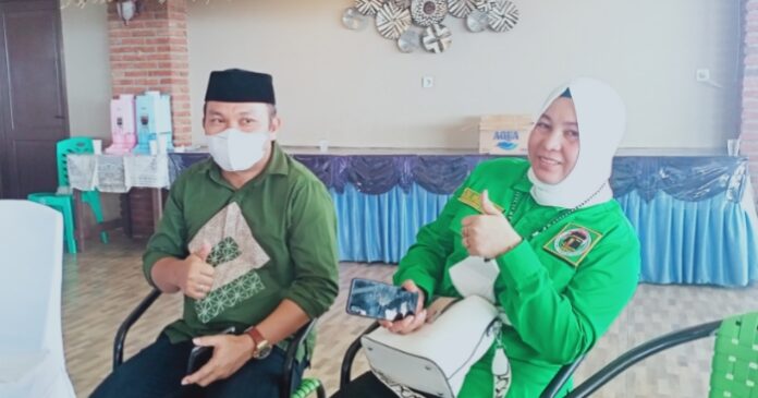 Calon Ketua DPC PPP Pohuwato, Sri Masri Sumuri bersama Suami. (Foto : Istimewa)