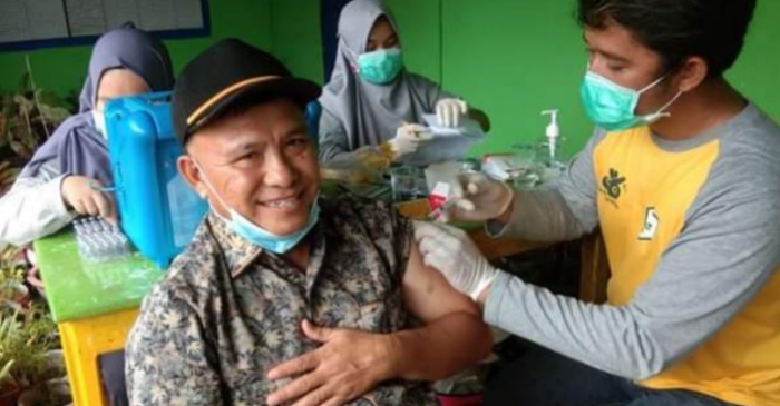 Buktikan Vaksin Aman dan Halal, Aleg Beni Nento Ikuti Vaksinasi di Desa Taluduyunu