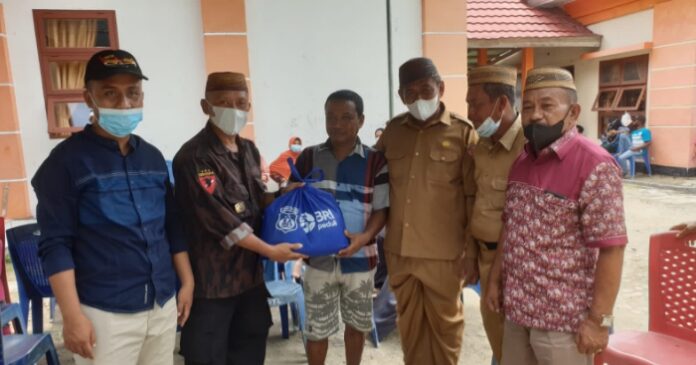 Bantu Pemda Percepat Vaksinasi, KBP3 Pohuwato Bagi Ratusan Paket Sembako