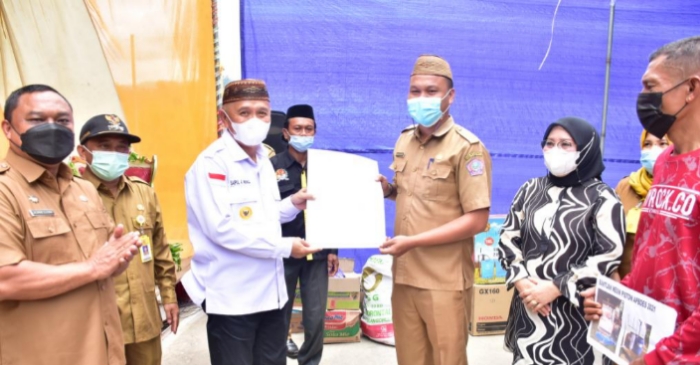 Bupati Pohuwato Secara Simbolis Serahkan Bantuan Pemberdayaan di Desa Karya Baru