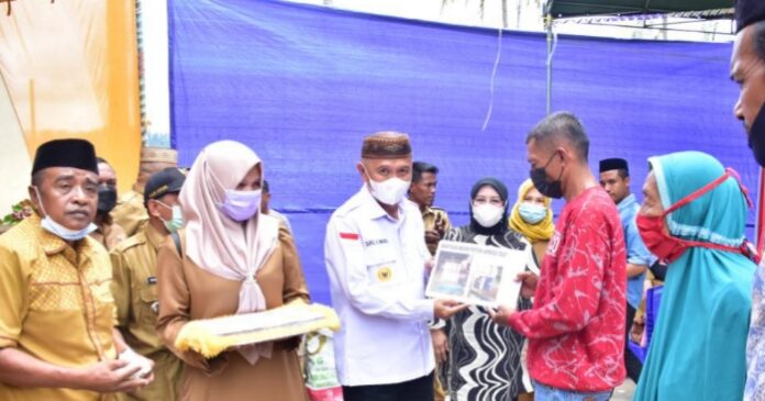 Bupati Pohuwato Secara Simbolis Serahkan Bantuan Pemberdayaan di Desa Karya Baru