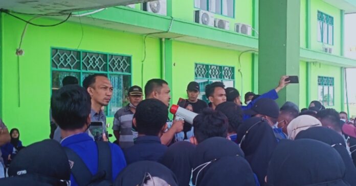 Wakil Rektor II Bidang Kemahasiswaan, Edy Sijaya saat menerima masa aksi Aliansi Mahasiswa FKIP, (Foto : San)