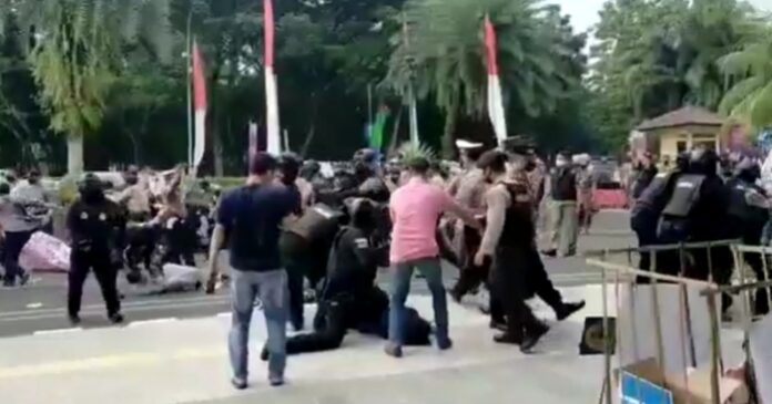 Polda Banten Cari Oknum Polisi Banting Mahasiswa Pendemo