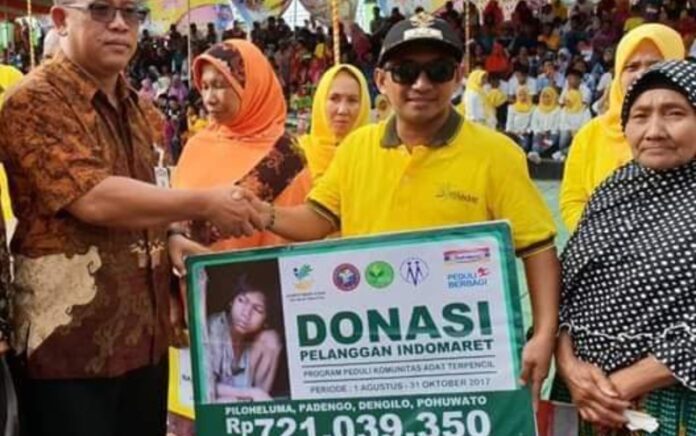Pihak Indomaret yang diwakili oleh Ketua Cabang Manado, Untung Tri Haryono menyerahkan CSR yang diterima Camat Dengilo, Nakir Ismail pada tahun 2019 silam. (Foto : Dok. IM)