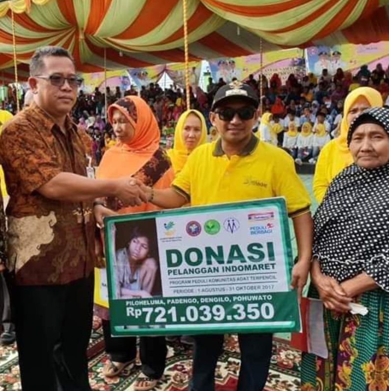 Pihak Indomaret yang diwakili oleh Ketua Cabang Manado, Untung Tri Haryono menyerahkan CSR yang diterima Camat Dengilo, Nakir Ismail pada tahun 2019 silam. (Foto : Dok. IM)