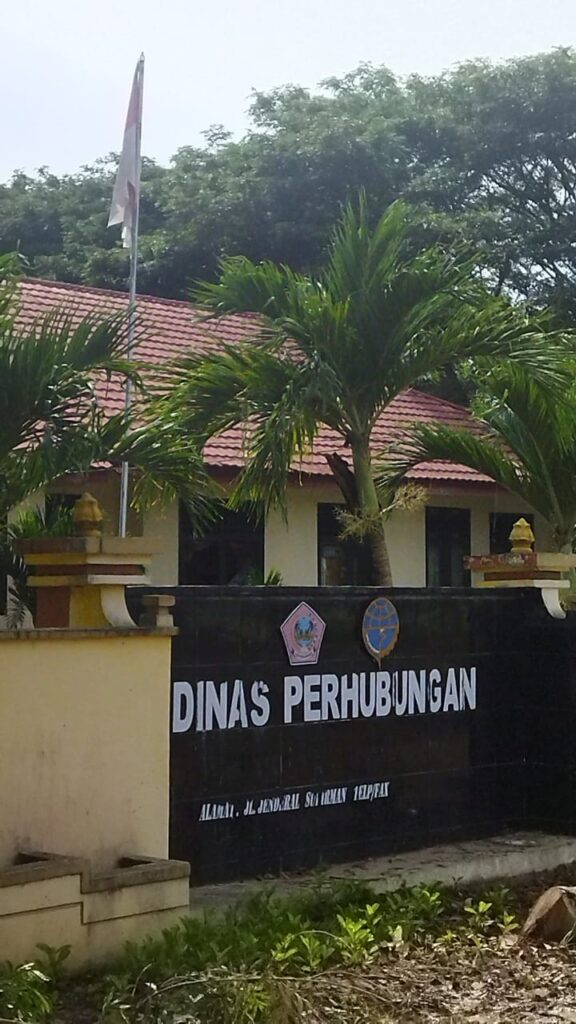 Miris, Bendera Kusam Luput Dari Perhatian Berkibar di Kantor Dishub Pohuwato