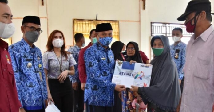 Serahkan Bantuan Untuk Lanjut Usia, Bupati Saipul Apresiasi LKS Madani