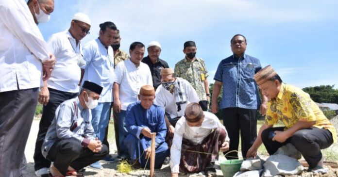 Bupati Saipul Bersama Ketua Takmirul Iwan Letakan Batu Pertama Menara Masjid Agung Pohuwato