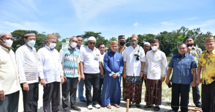 Bupati Saipul Bersama Ketua Takmirul Iwan Letakan Batu Pertama Menara Masjid Agung Pohuwato