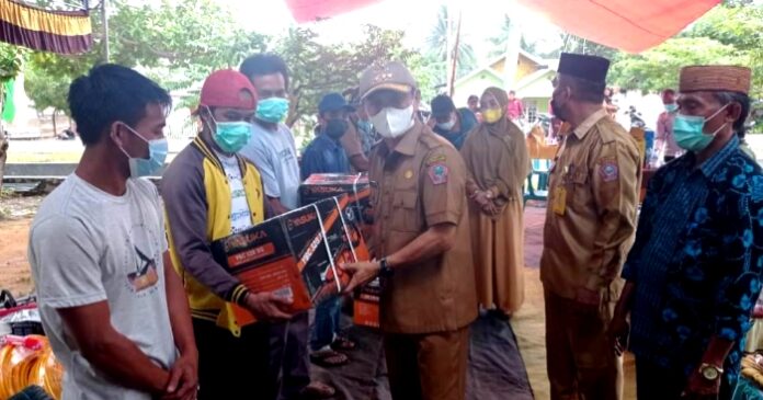 Di Desa Persatuan, Bupati Saipul Serahkan Bantuan Pemberdayaan Desa