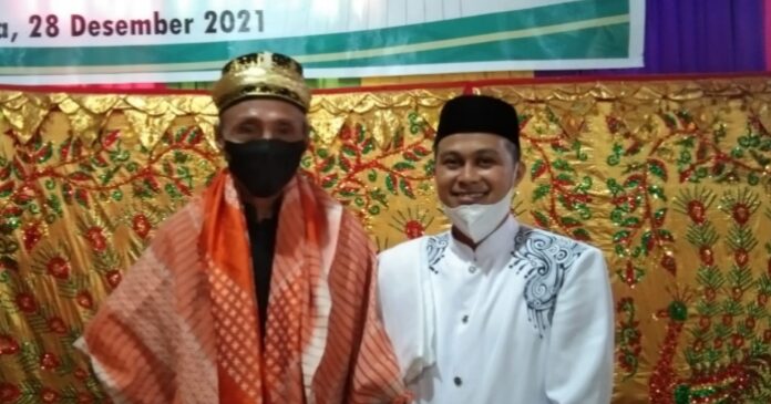Imam Besar Masjid Agung Baiturrahim Kabupaten Pohuwato, Asram Husuna bersama tokoh adat Kabupaten Pohuwato. (Foto : Istimewa)