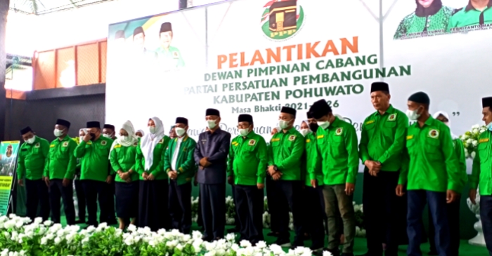 Photo bersama Pengurus DPC PPP Pohuwato bersama Ketua DPW PPP Provinsi Gorontalo, Prof. Nelson Pomalingo dan Bupati Pohuwato, Saipul A. Mbuinga. (Foto : San)