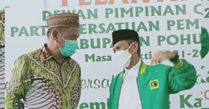 Syarif Mbuinga saat berbincang bersama Nelson Pomalingo, (Foto : San)