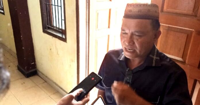 Ketua Komisi III DPRD Pohuwato, H. Beni Nento saat diwawancarai awak media. (Foto : Jes)